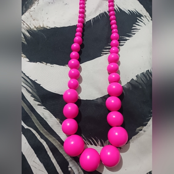 Women Fuschia Pink Wood Balls Elastic Long Necklace - Picture 2 of 4